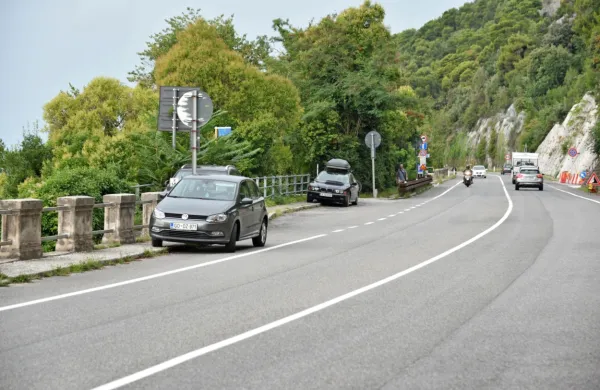 S preureditvijo obalne ceste bi našli tako prostor za parkiranje kot 
za kolesarsko stezo, kar bi povečalo tudi njeno turistično vrednost.