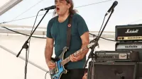 Letos Koja resda okreva po možganski kapi, lani pa je s skupino 
Disciplina Kičme na Ankaranski Bandimi izpeljal odličen koncert. 