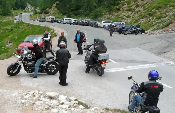Turistov je &scaron;e veliko, prelaz Vr&scaron;ič pa zapirajo