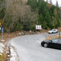 Na cesti prek Vršiča se popolne zapore in izmenični promet 
obetajo do 4. oktobra. 