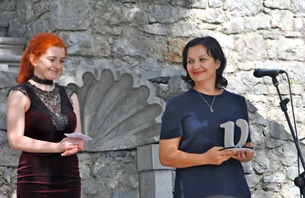 Manjola Nasi (desno) se je, kot je povedala ob tej priložnosti, kot 
zmagovalka počutila že pred prejemom kristala, saj se ji že samo 
udeležba na festivalu zdi izjemna izkušnja. 