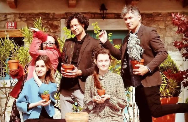 Člani skupine BridA  Sendi Mango, Jurij Pavlica, Tom Kerševan 
(stojijo z leve) ter ukrajinski umetnici  Olena Kasperovič in Valeriia 
Horbahova (sedita z leve).