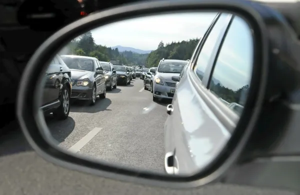 Zaradi prometne nesreče zaprta polovica avtoceste proti morju