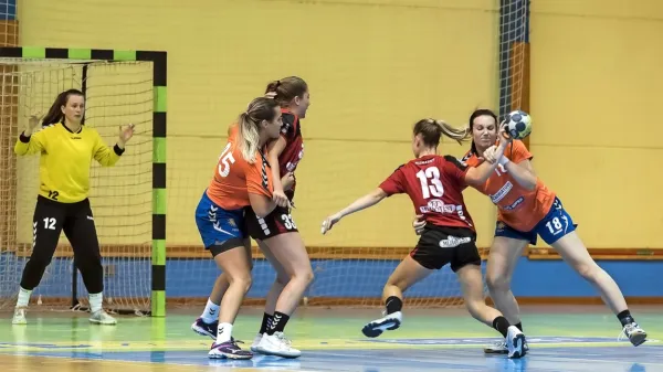Tina Benčina (desno) se je  po lanski sezoni v Žurdu Koper vrnila v 
rdeči dres  ajdovskega Mlinotesta.