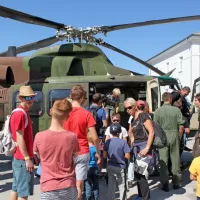 Letalski &scaron;ov na festivalskem nebu