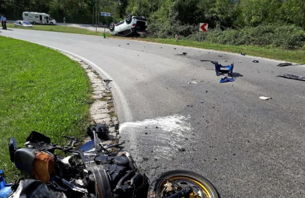 Po močnem trku je motor avstrijskega motorista zagorel. 