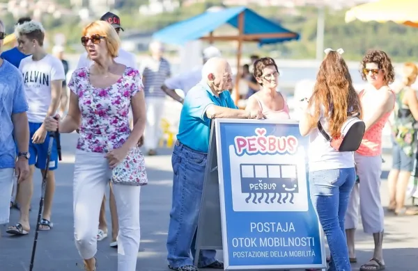 Semedelska promenada se je v soboto spremenila v linijo Pešbus. 
Obiskovalci so s hojo in izkazanim zanimanjem za vsebine na 
stojnicah zbirali žige, kot to počnejo otroci na pravem Pešbusu.