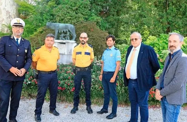 Od danes bodo nad Goričani bdeli zasebni oboroženi varnostniki. 
Na fotografiji trojica varnostnikov s   poveljnikom mestnih redarjev 
Marcom Muzzattijem (prvi z leve), goriškim županom Rodolfom 
Ziberno (drugi z desne) in podžupanom Stefanom Ceretto (skrajno 
desno). 