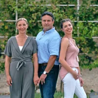 Ksenija Jug (Helena Peršuh), Boris Jug (Jernej Kuntner), Tanja Jug 
(Anuša Kodelja) z leve