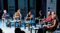 V sežanskem Kosovelovem domu so o svojem pisanju in današnji 
družbi odgovarjali (z leve): Dragan Velikić, Sverrir Norland, Maria  
Paula Erizanu, Lidija Dimkovska, Ivan Šopov in   Esad  Babačić,  
skrajno desno je prevajalka Breda Biščak.