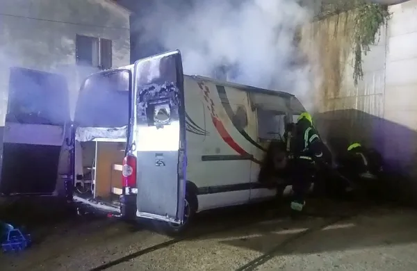 Avtodom je ponoči zagorel