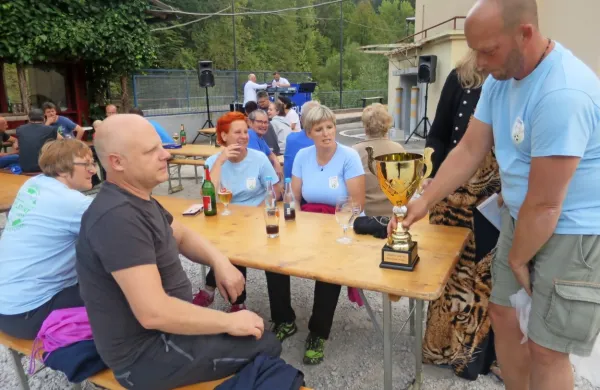 Podžupan Kristjan Brus (desni) je na skromno obiskanih športnih 
igrah KS pokal za zmago podelil ekipi iz svojih Ledin.