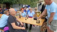 Podžupan Kristjan Brus (desni) je na skromno obiskanih športnih 
igrah KS pokal za zmago podelil ekipi iz svojih Ledin.