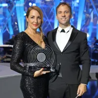 Eva Hren in Žiga Pirnat sta se veselila velike nagrade občinstva za 
pesem Šesti čut.