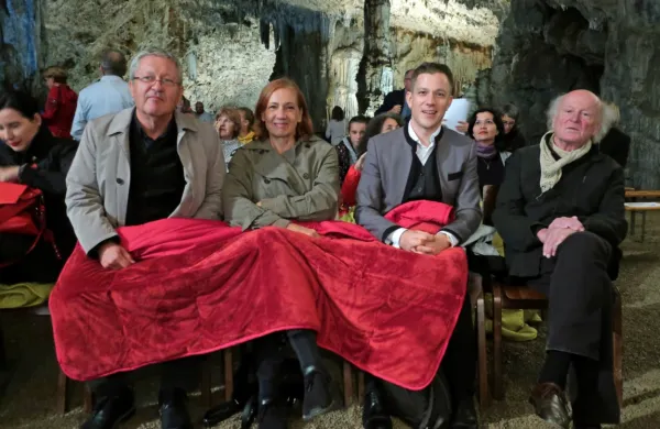 Dragana Velikića (levo) sta spremljala žena Aleksandra Glovacki, novinarka  kulture  na radiu Beograd 
202, in sin Vid, zdravnik na Dunaju. Družbo jim je delal “tihotapec besed” Ludwig Hartinger.

