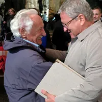 Nagrajenec Dragan Velikić (desno) se je razveselil  soustanovitelja 
Vilenice - v jami ga je prišel pozdravit pesnik Veno Taufer.  