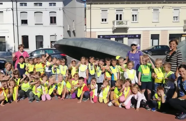 Pe&scaron; ob znamenitostih in tudi v &scaron;olo