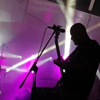 Link der Wasser, basist Romildo Kumar