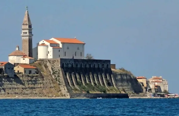 Sprehod pod piransko cerkvijo se je slabo končal za 42-letno 
nemško državljanko.