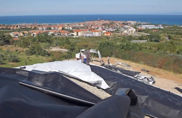 Nekdanje odlagalne površine so prekrili s folijo in gumo,  pod katerima  bo prihajalo  do  posedanja terena ter  razplinjevanja in 
razgrajevanja smeti, navzven pa bo območje  prerasla trava.   
