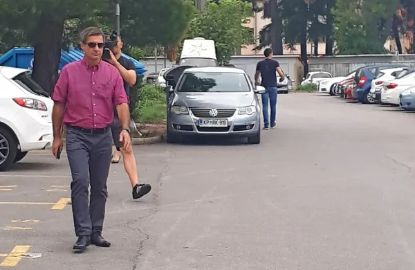 Robert Časar je včeraj na sodišču pričal na obravnavi tožbe, ki jo 
je proti Luki Koper vložila njegova nekdanja žena.