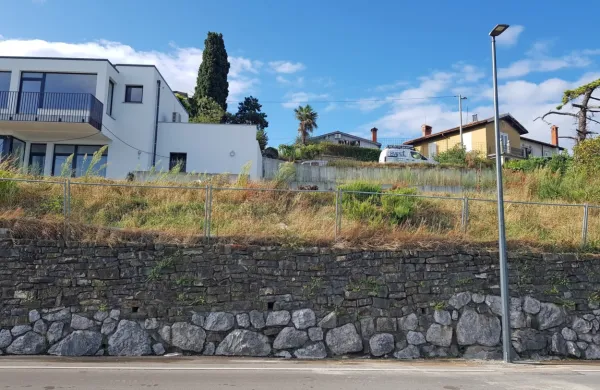 Pred Jelinčičevo hi&scaron;o so postavili manjkajočo luč
