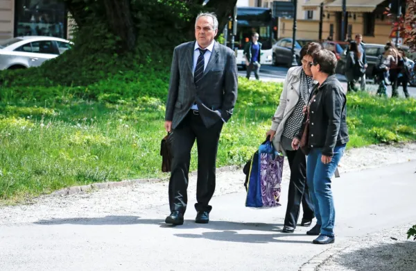 Obramba Milka Noviča, ki je bil aprila na ljubljanskem okrožnem 
sodišču oproščen obtožbe umora direktorja Kemijskega inštituta 
Janka Jamnika, je predlagala prenos krajevne pristojnosti za 
obravnavo pritožbe.