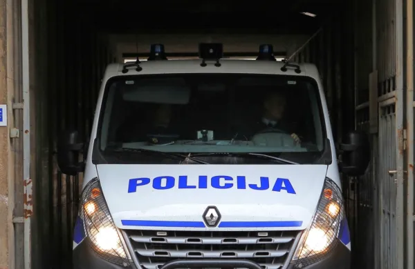 Nekdanji policist po aferi želi po sodni poti nazaj v službo
