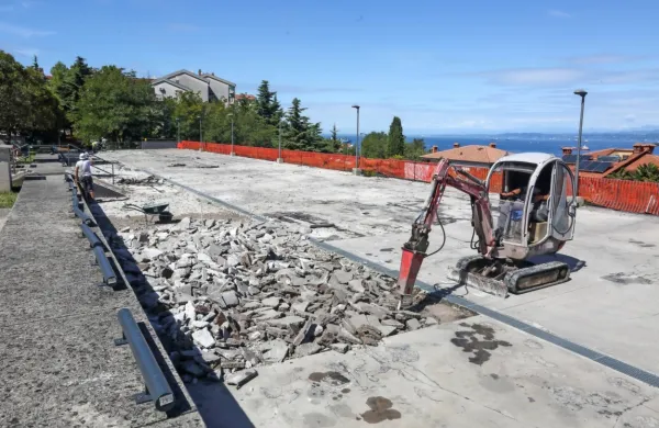 Obnavljajo garažno hi&scaron;o na Bernetičevi ulici