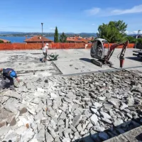 Obnavljajo garažno hi&scaron;o na Bernetičevi ulici
