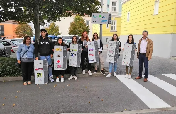 V  ponedeljek so predali namenu šest dodatnih tabel, ki označujejo 
čas hoje do posameznih točk v mestu. 