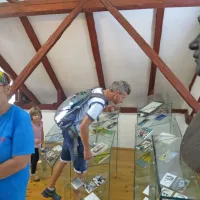 Na odprti dan Bevkove domačije v Zakojci so nekateri prišli iz 
Ajdovščine, kjer so dan prej praznovali vrnitev Primorske k matični 
domovini.