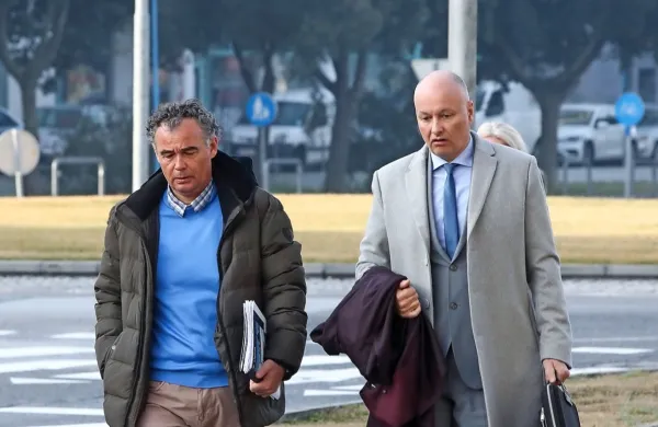Bojan Frančeškin (ob njem desno odvetnik Borut Kariž)  je  tudi 
pred razglasitvijo sodbe vztrajal, da ni zagrešil nobenega kaznivega dejanja.