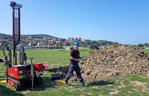 Na nasip na Bonifiki bodo kmlu začeli voziti izkopni material z 
gradbišča garažne hiše na Muzejskem trgu.