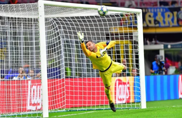 Samir Handanović je nekajkrat rešil Inter na uvodnem obračunu 
lige prvakov, v soboto pa ga čaka vroč mestni derbi z Milanom.