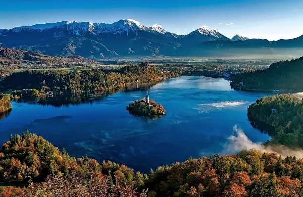 Blejsko jezero s slikovitim alpskim ozadjem