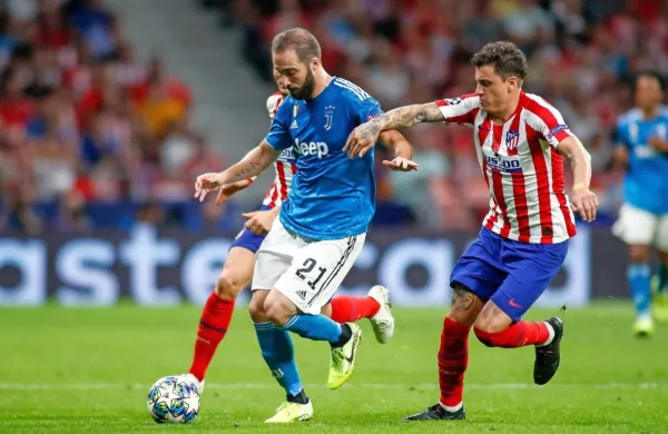 Derbi drugega dne 1. kroga nogometne lige prvakov med madridskim Atleticom Jana Oblaka in Juventusom se je končal z 
2:2. 