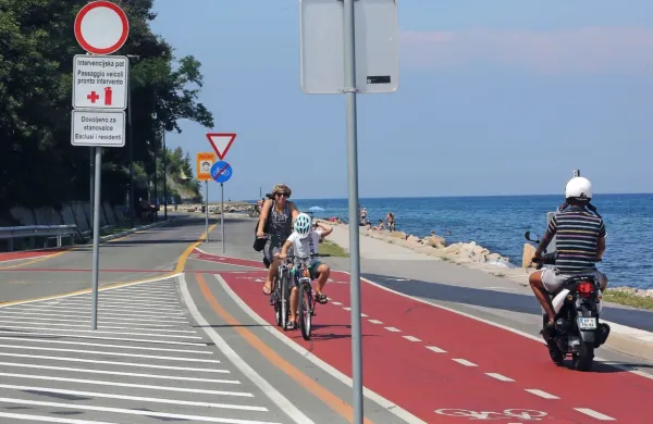 Najstnika sta se z mopedom vozila po kolesarski stezi od Kopra 
proti Izoli, voznik pa je med vožnjo uporabljal mobilni telefon, zato 
je trčil v prometni znak. Fotografija je simbolična.