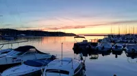 Po podatkih Arsa in oceanografske boje Vida Morske biološke postaje Piran ima morje v teh zadnjih poletnih dneh na gladini  še vedno skoraj  23 stopinj Celzija.