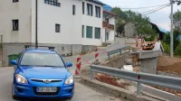 Na ozki cesti skozi Borjano se še avtomobili niso mogli srečevati, 
kaj šele tovornjaki in kamperji.