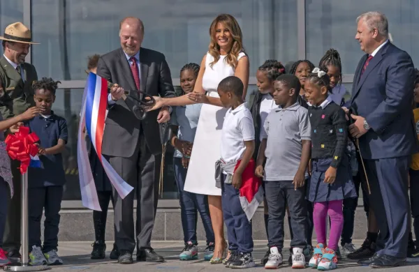  Prva dama ZDA Melania Trump je z osnovnošolci slovesno odprla 
prenovljeni Washingtonov spomenik.