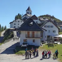 Na Svetih Višarjah, zaključni točki desetdnevnega romanja, je bilo 
ljudi naenkrat preveč.