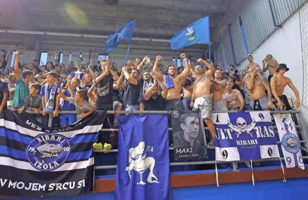 Rokometaši Butan plina Izole so v 3. krogu lige NLB premagali 
Slovenj Gradec s 27:24 (13:11).