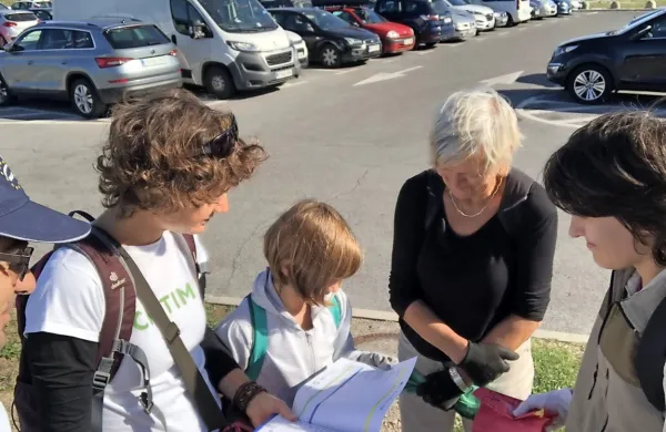 Na današnji dan je potekala že deseta jubilejna čistilna akcija Čista 
obala, v okviru katere so prostovoljci očistili dele slovenske 
obale.