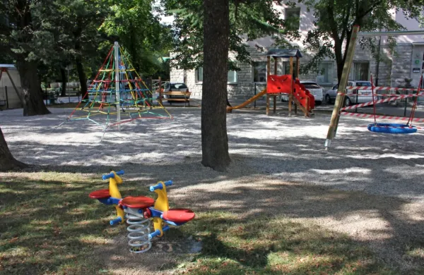 Nova igrala tudi pred občino