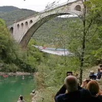 Benjamin Ličer že tretjič poletel pod solkanskim mostom