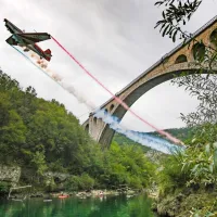 Benjamin Ličer je danes že tretjič poletel pod solkanskim mostom.