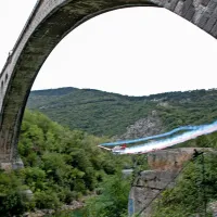 Benjamin Ličer že tretjič poletel pod solkanskim mostom