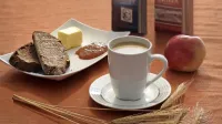 Polnozrnat kruh z maslom in marmelado, skodelica bele kave in 
jabolko -  idealna kombinacija za uspešen začetek dneva. 