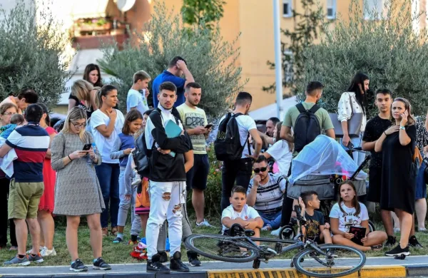 Lokalni mediji so poročali, da so potresni sunki sprožili paniko v 
obmorskem mestu Drač in v Tirani, kjer so ljudje bežali na ulice.
